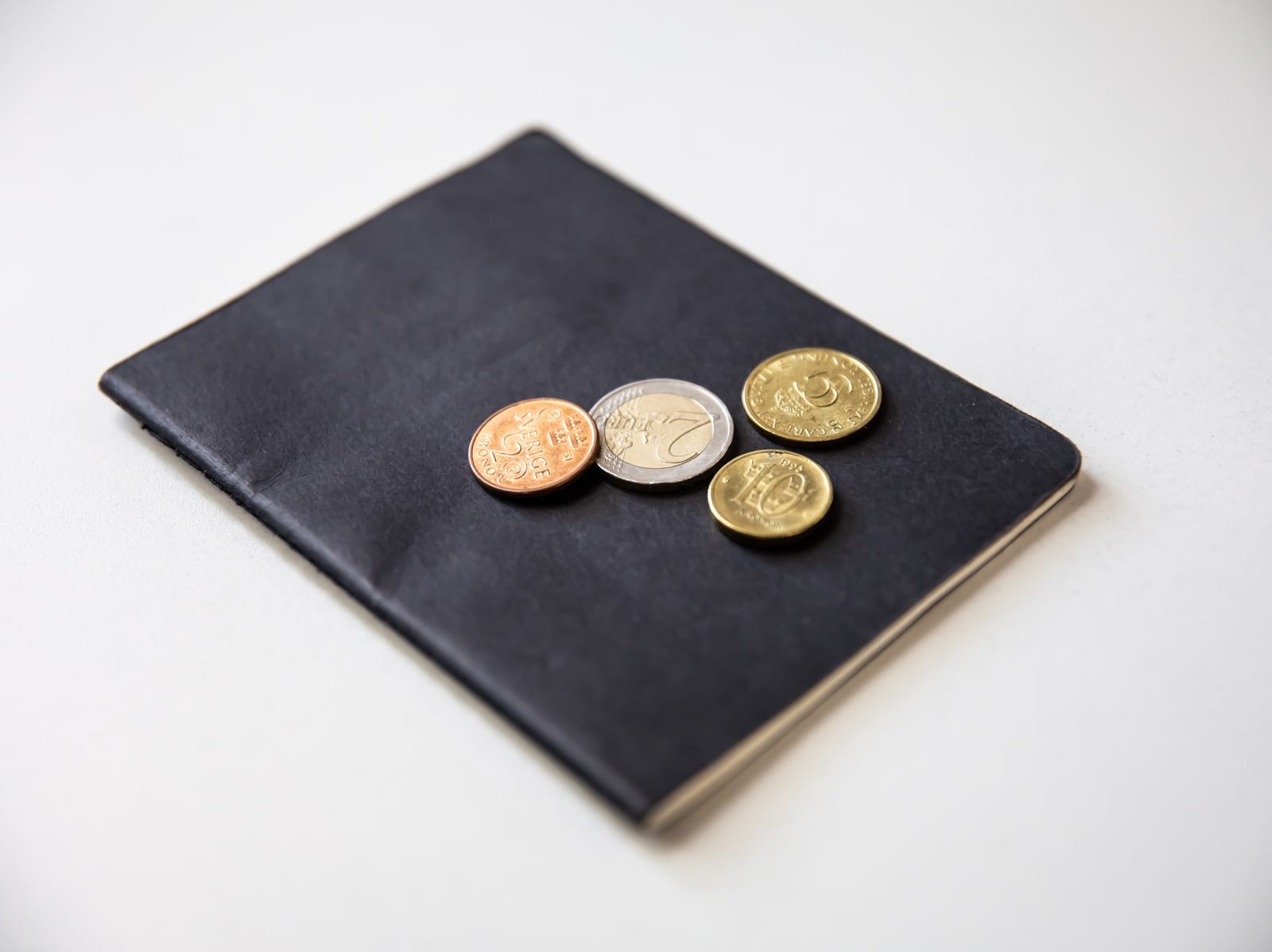 Materiale didattico del corso Laboratorio sulle Abitudini di Risparmio Semplici, con planner e schede di lavoro su un tavolo