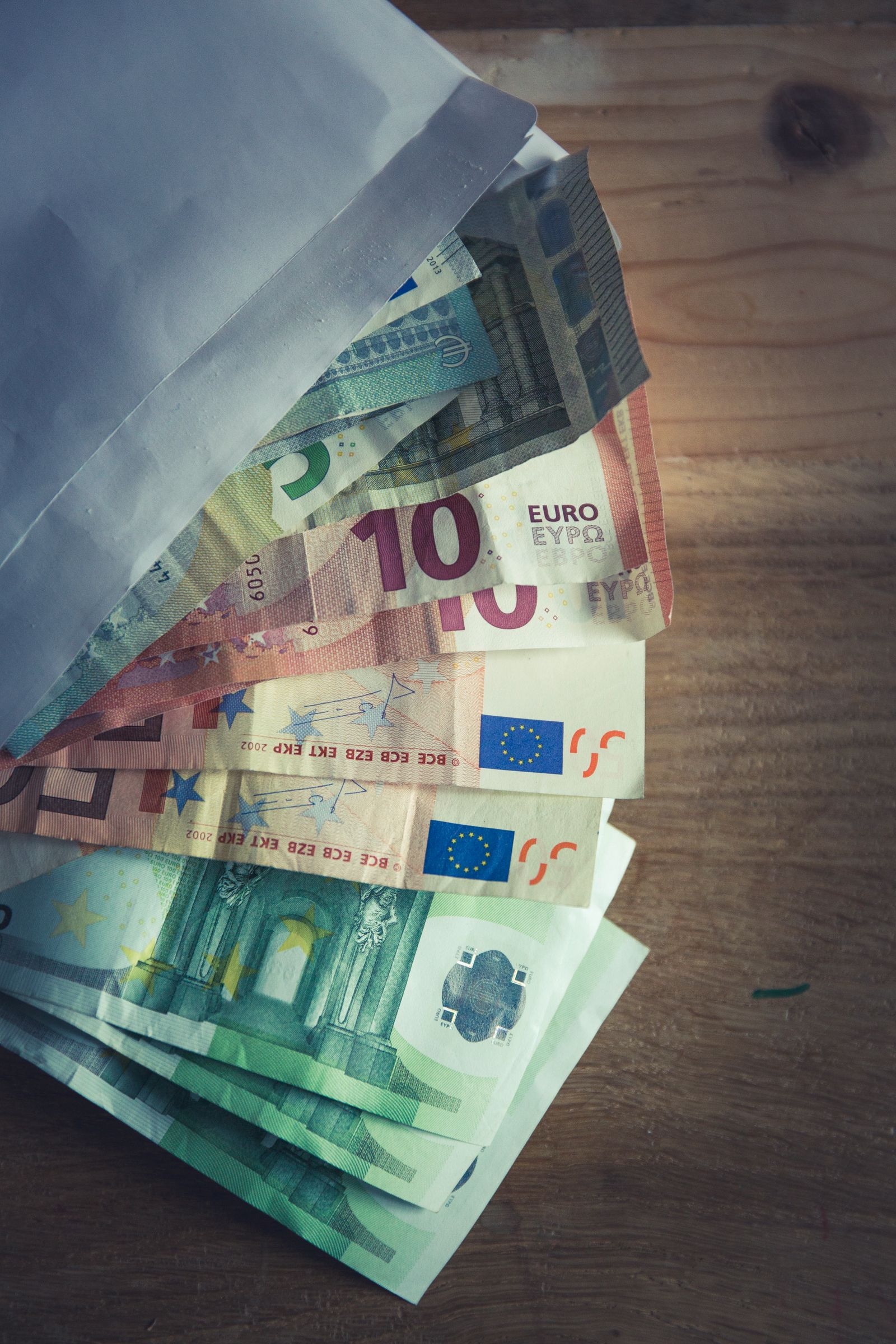 Materiale didattico del corso Programma di Disciplina del Risparmio a Lungo Termine, con planner e schede di lavoro su un tavolo
